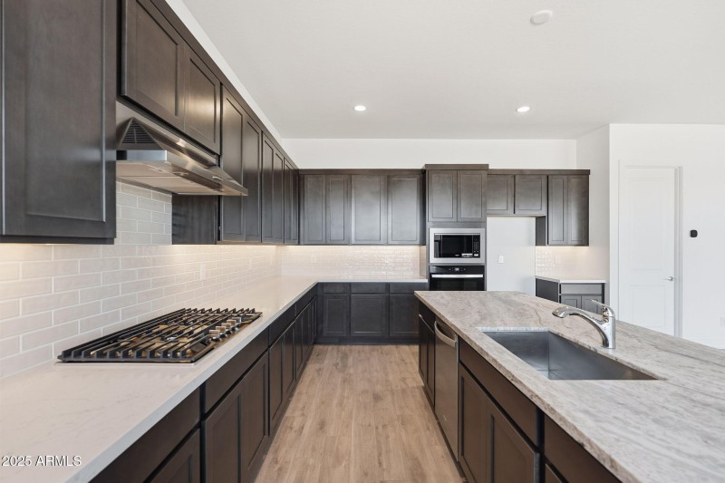 Kitchen W Ample Storage