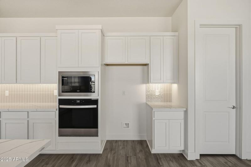 Kitchen W SS Appliances