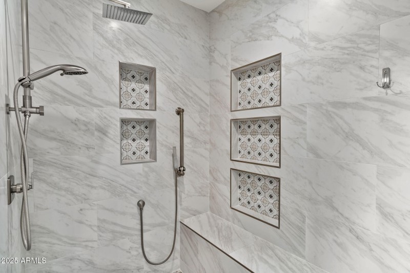 Shower with extra niches