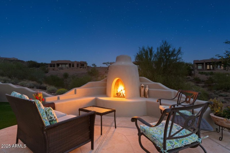 Large sitting area w/ fireplace