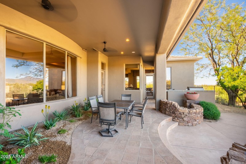 Covered Patio w ceiling fans
