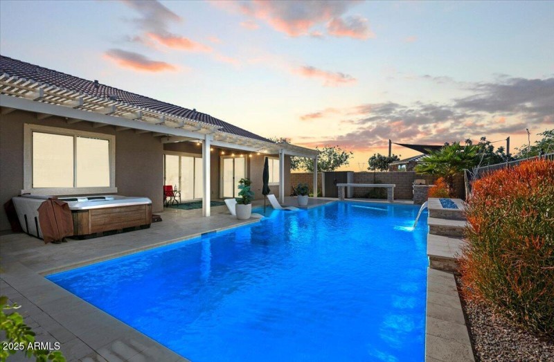 38-18562 W Thistle Landing Dr 33 VT