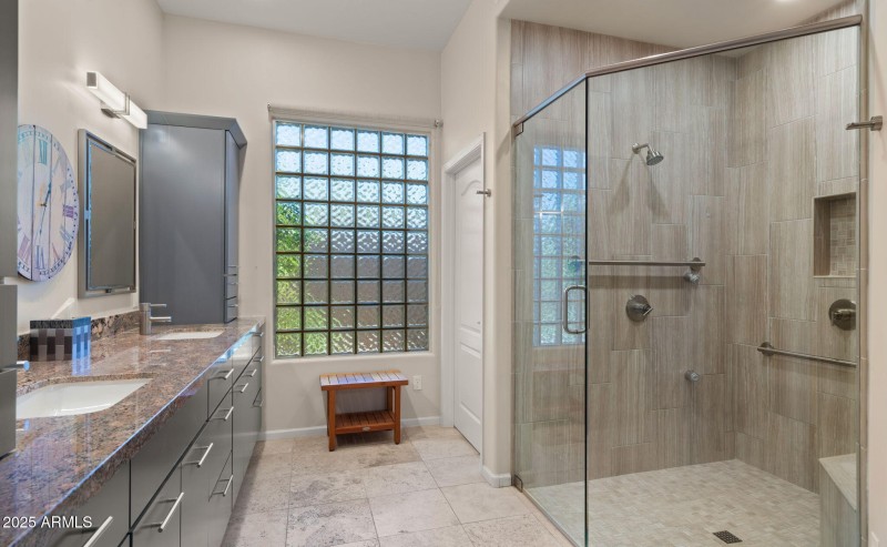 33-web-or-mls-Primary Bedroom1