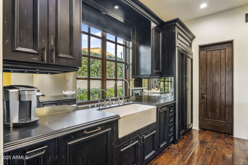 17-8435 - Kitchen - Farm Sink - Walk In