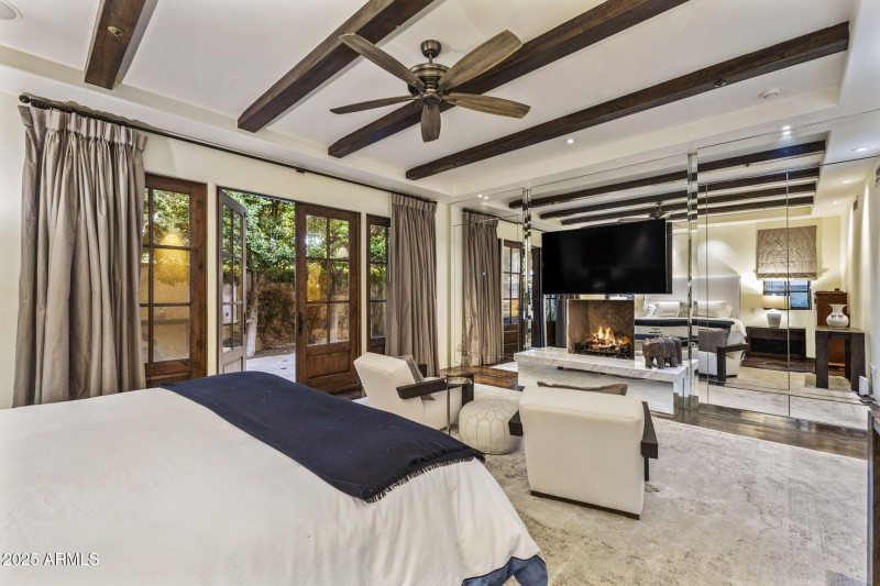 24-8610 - Fireplace - Mirrored Closet