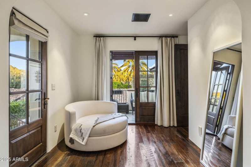 39-8686 - Balcony an Entry - Bedroom 4