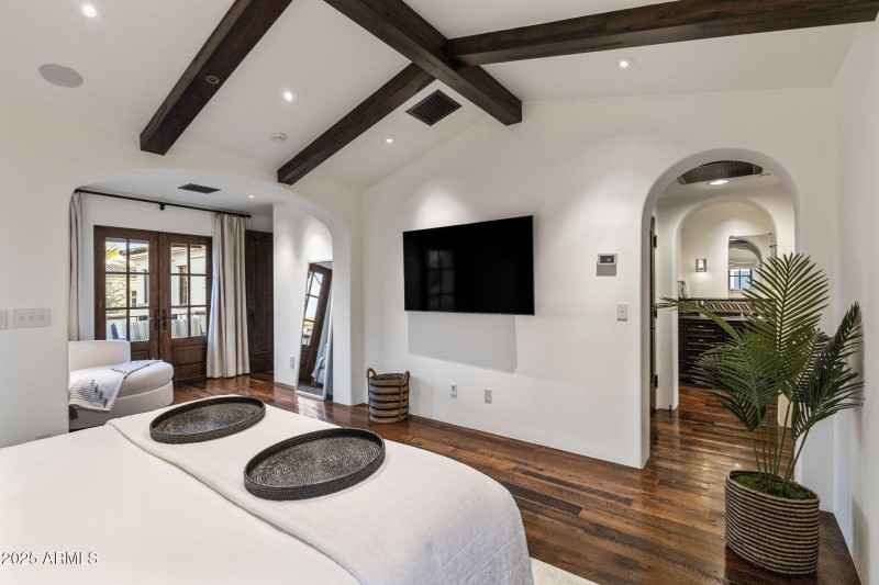 41-8707 - Bedroom 4 - Sitting Area - En