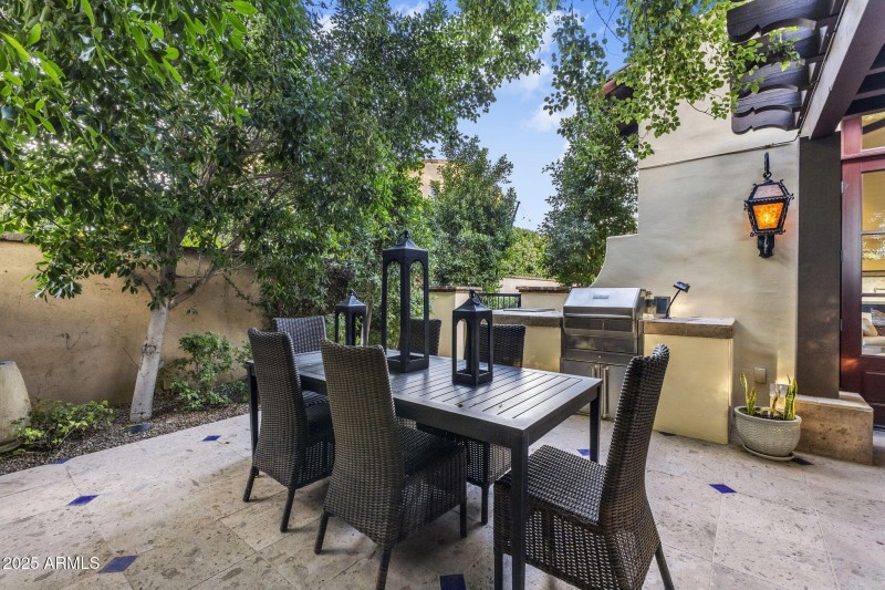 46 - 8243 - Patio - BBQ - Dining