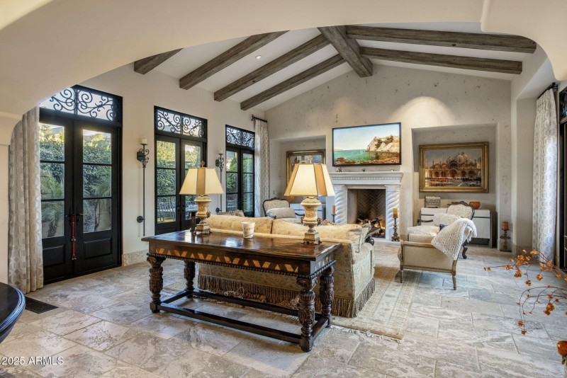 10-0257 - Living Room