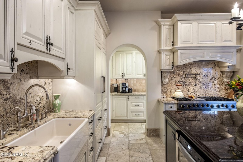 17-0284 - Farm Sink and Butler Pantry