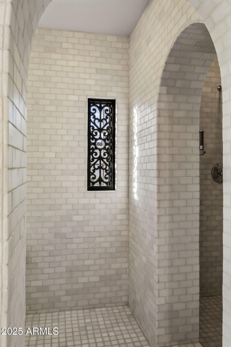 39-0127 - Spacious Shower Area