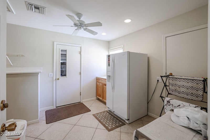 LARGE LAUNDRY ROOM