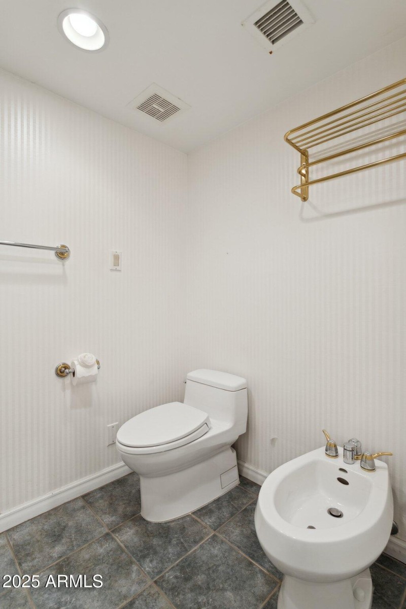 41-web-or-mls-3800-e-lincoln-dr-7