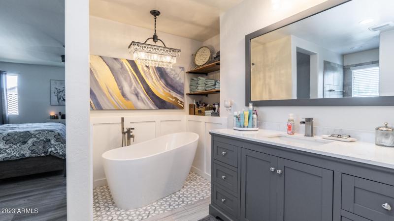 39 View 2 Master Bathroom Tub