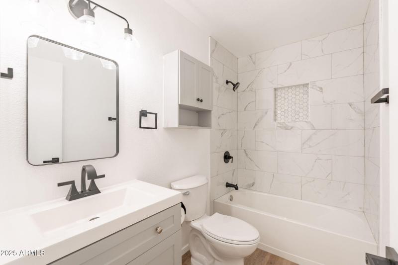 Guest Bathroom with shower & Tub