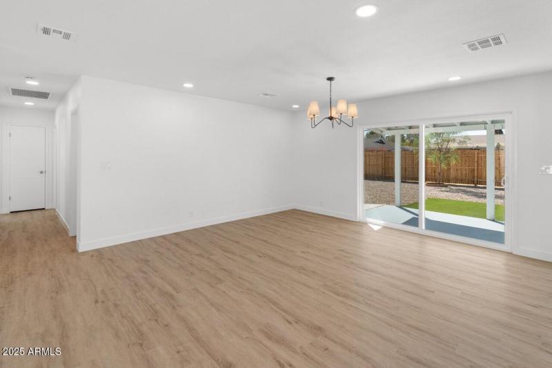 6610 N 15th Ave-6 Large