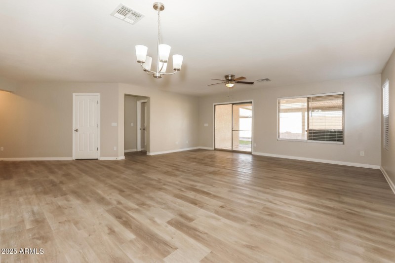 006-photo-dining-room-14979962