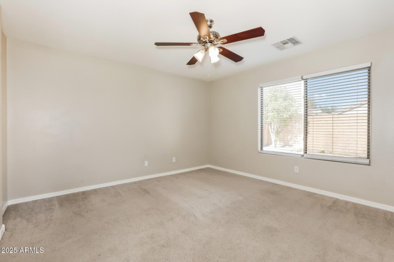 011-photo-main-bedroom-14979947