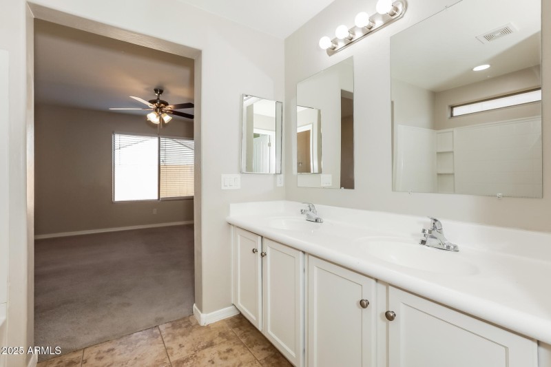 013-photo-main-bedroom-14979950