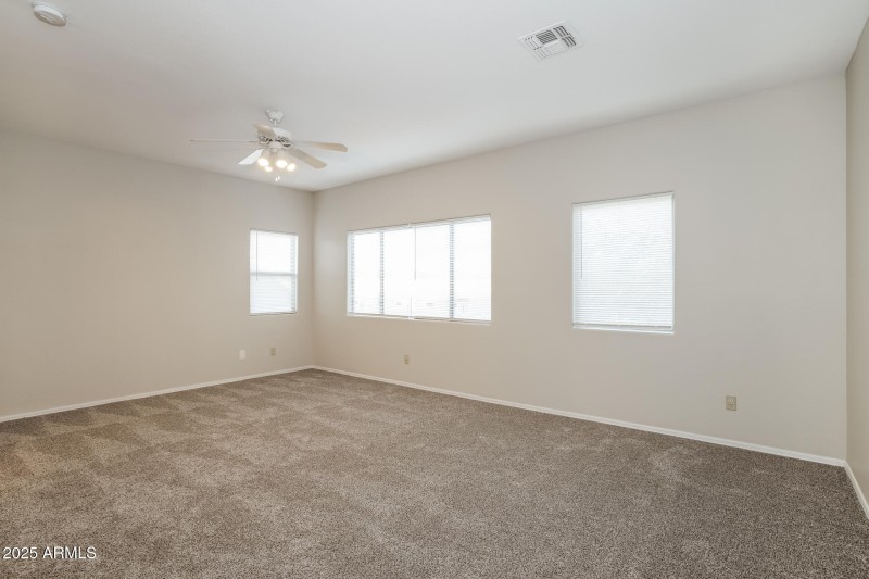 011-photo-main-bedroom-15003473