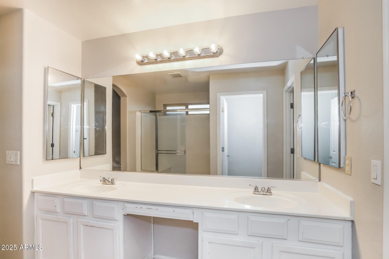 016-photo-main-bathroom-15003478