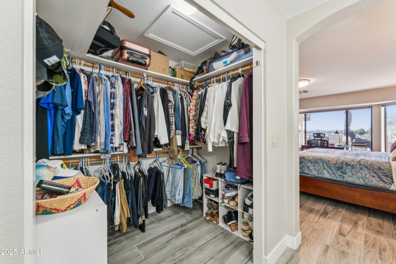 WALK IN CLOSET
