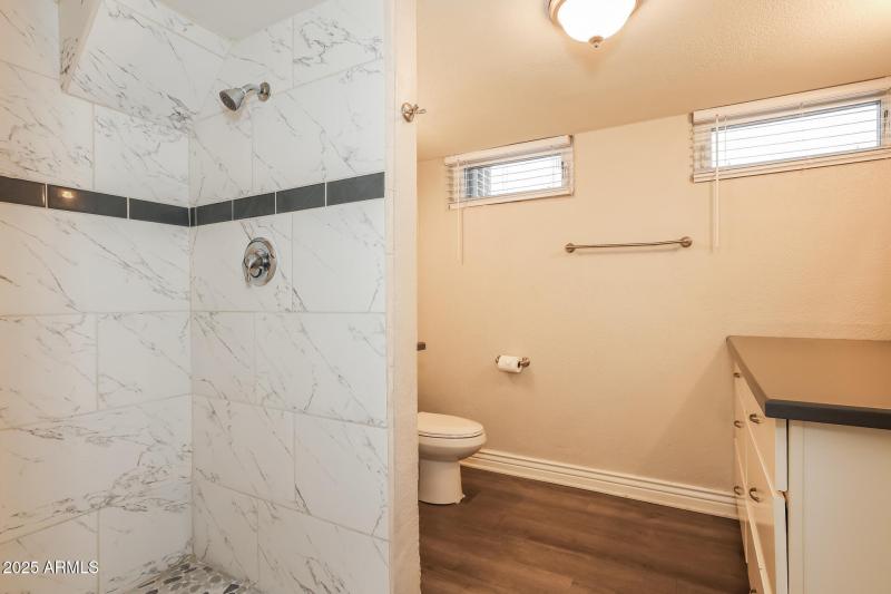 012-photo-main-bathroom-15003320