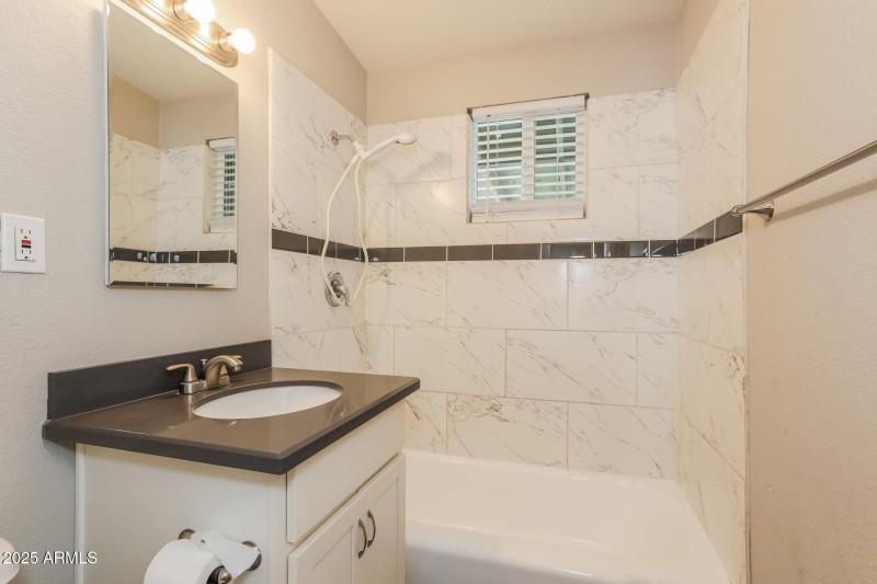 020-photo-bathroom-15003329