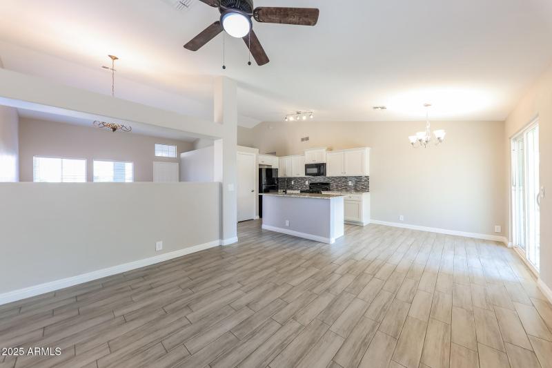 008-photo-family-room-14979752