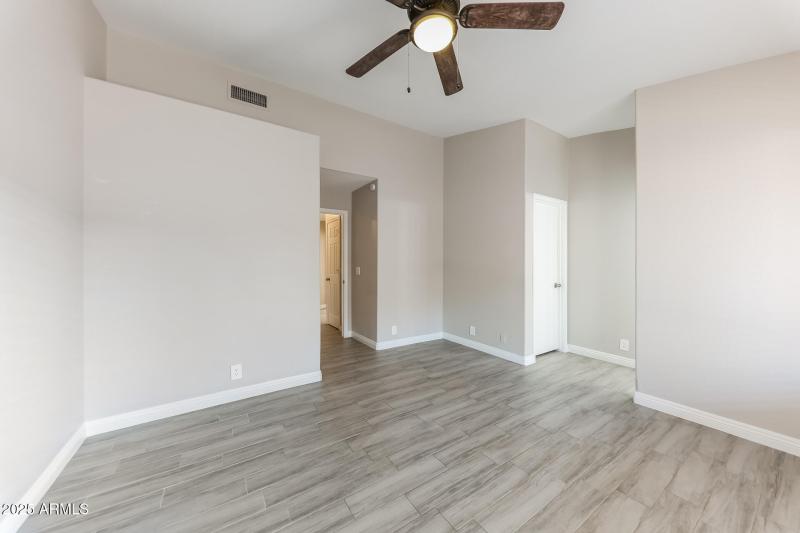 010-photo-main-bedroom-14979738