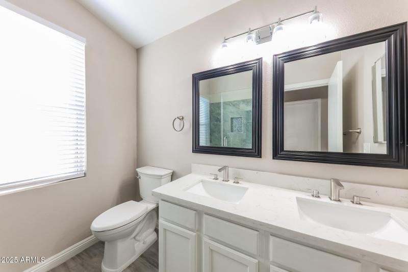 011-photo-main-bathroom-14979739