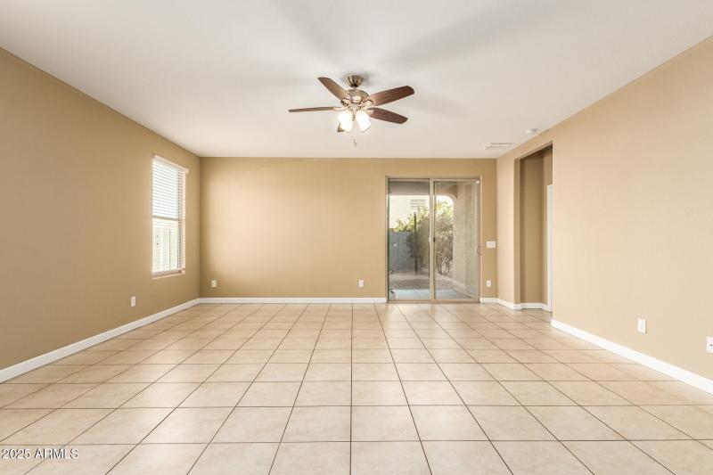 Family & Dinette w/Rear Access