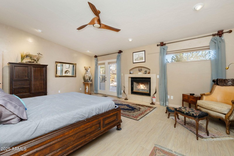 27-Primary Bedroom (3)