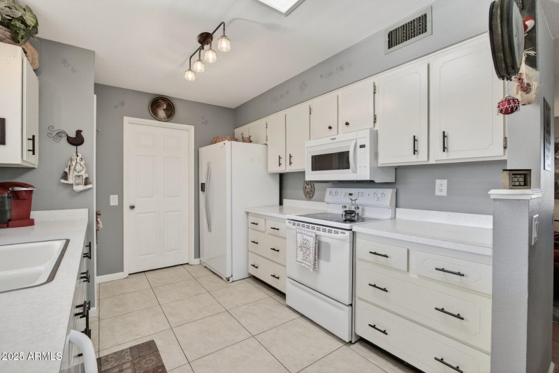 19_10001_W_Burns_Dr19_mls