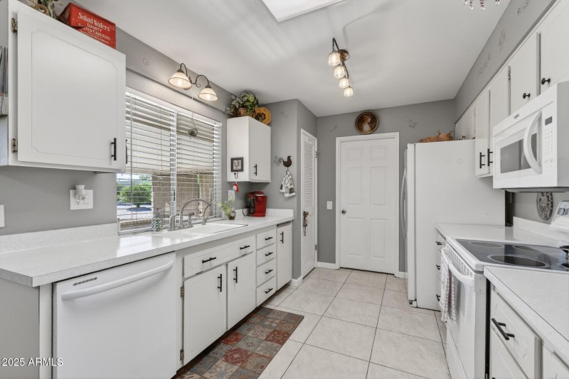 20_10001_W_Burns_Dr20_mls