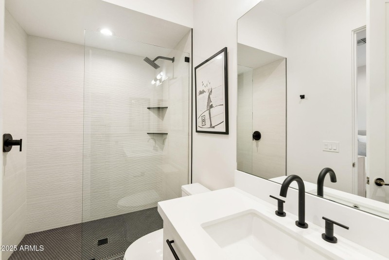 Secondary Bathroom w/Walk In Closet