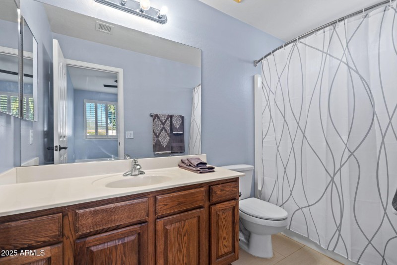 Guest suite private bathroom