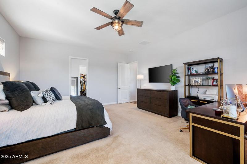 14-Primary Bedroom (2)