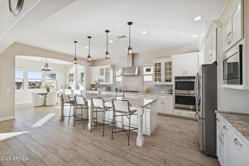 Luxury Kitchen Breakfast Bar