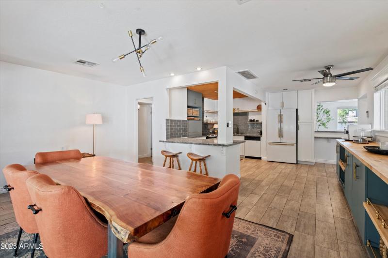 08-Dining to Kitchen