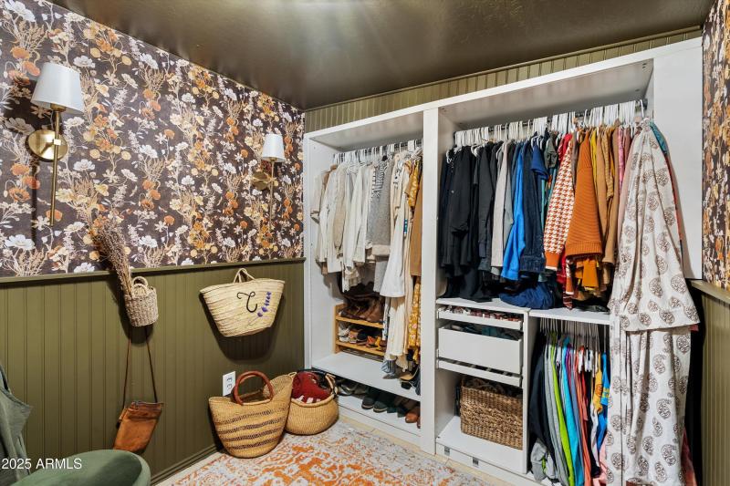 23-Walk-in Closet