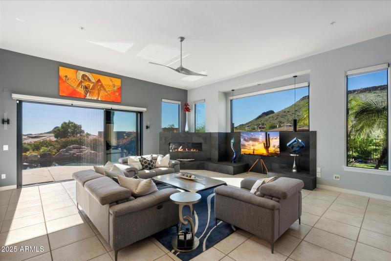 Window-Lined Family Rm: Mtn View