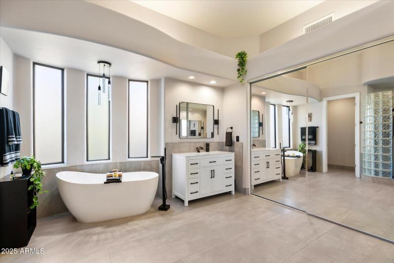 Primary en-suite bath 1