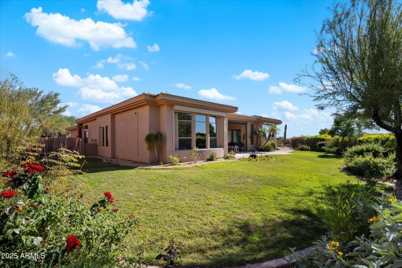 Manicured Lawn & Gardens