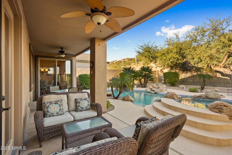 Beautiful yard with pool/spa