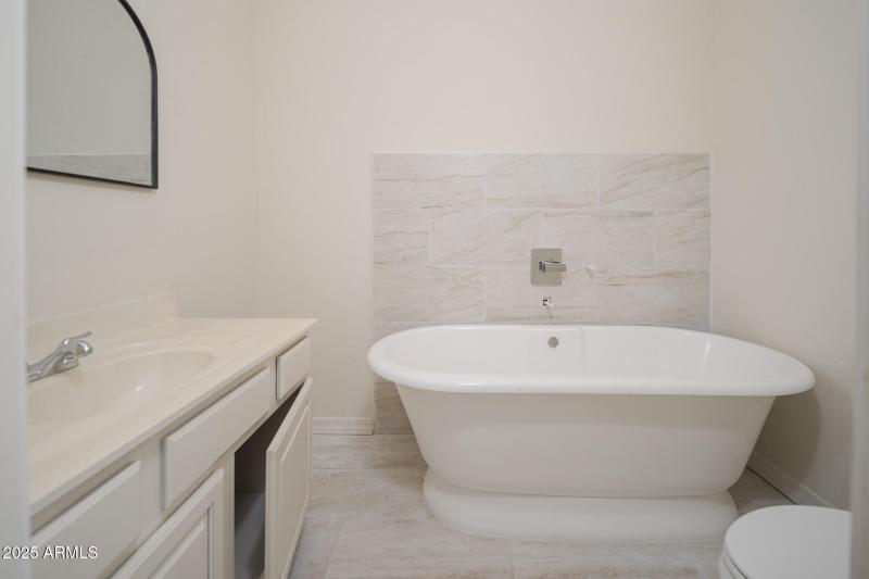 30_2nd-House-Primary-Bath_02
