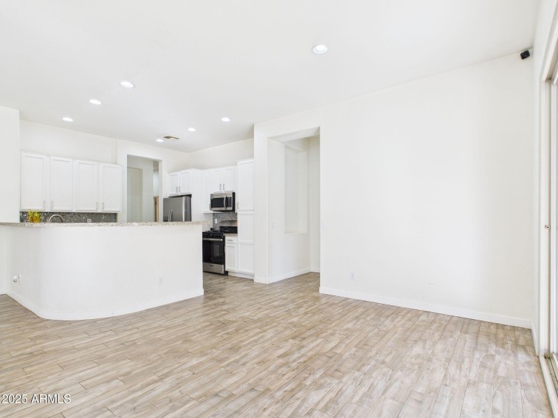 KITCHEN & BREAKFAST BAR