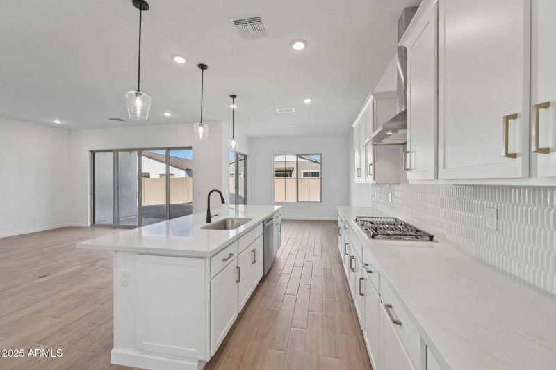 16-web-or-mls-E Stirrup St-S1212-016