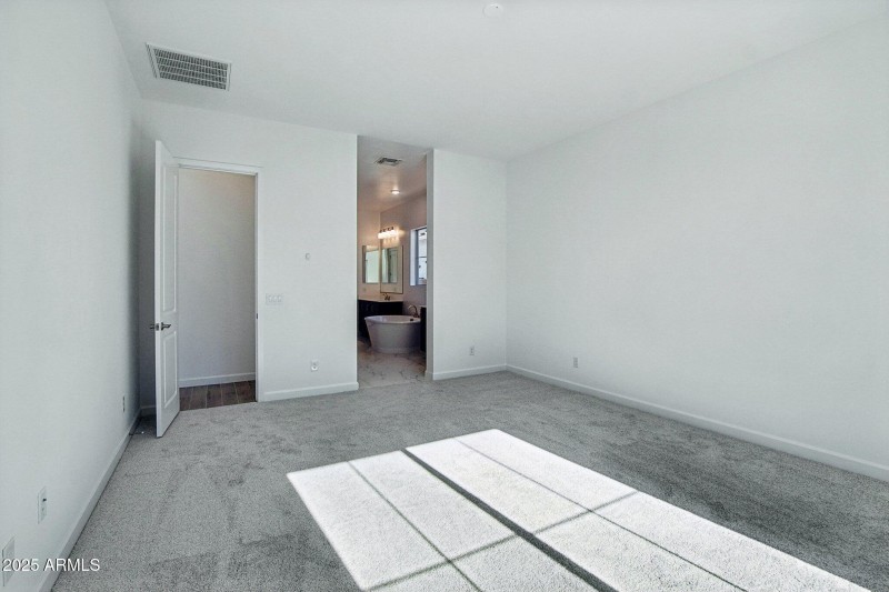 26-web-or-mls-E Saddle Way-S1212-026