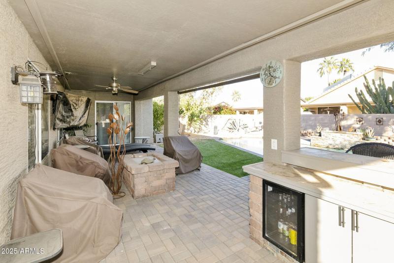 Covered patio with Built-in bar